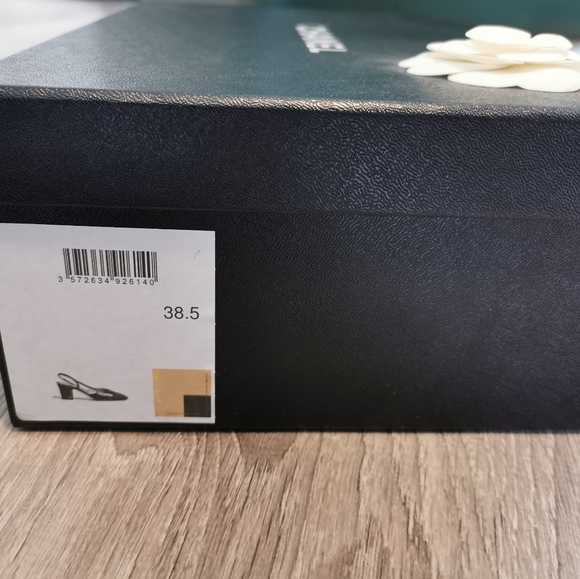 Chanel Slingback Pumps Beige/Black - Picture 8 of 9